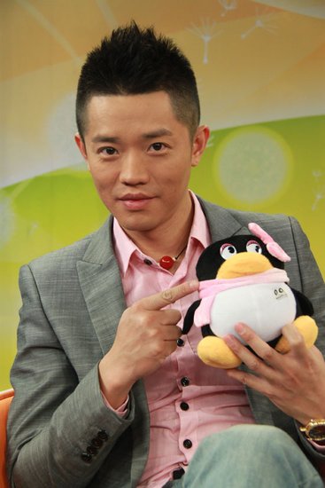 凤凰传奇做客腾讯+坦言结婚生子不影响工作