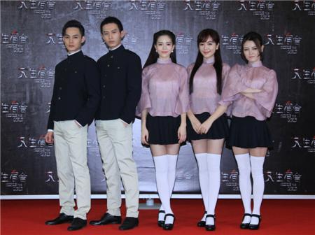 《女生宿舍》“热身”发布会 女星校服薄透诱惑