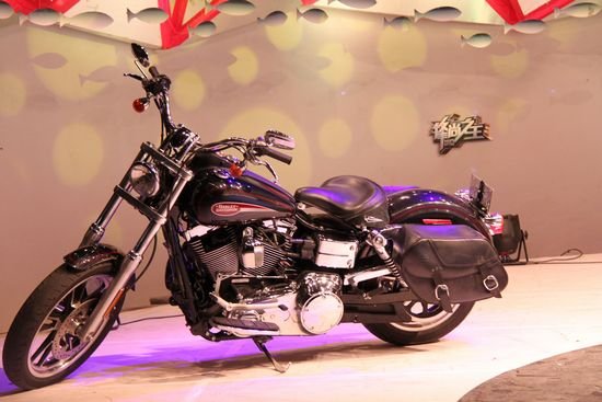 完美机车哈雷亮相《锋尚之王》 明星成忠实粉
