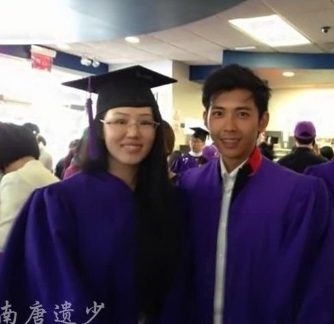 王姬22岁女儿与朱时茂儿子毕业照曝光(图)