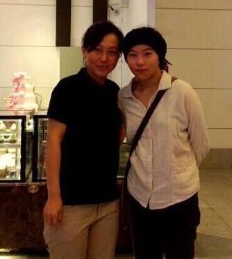 王菲霆锋复合 窦靖童北京淡定逛街笑与人合影