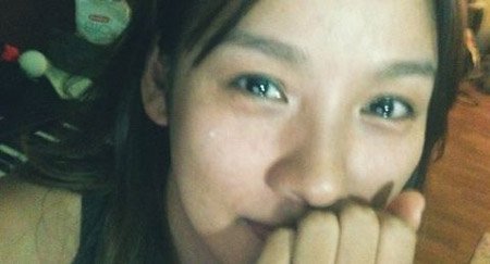 李孝利赴印度做慈善 与孟买儿童设计爱心衣(图