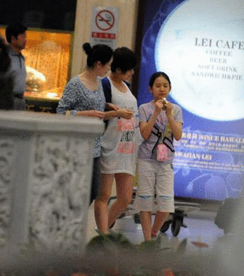 郑钧刘芸赴美蜜月 女方大肚隆起孕相十足(图)