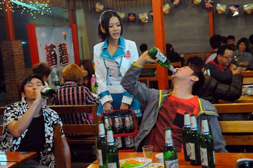 《幸福快递》九孔为救卓文萱惨流血  酒瓶爆头掌掴“动真格”