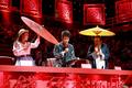 老梁油纸伞下变“法海”理发奶奶歌声艳惊四座