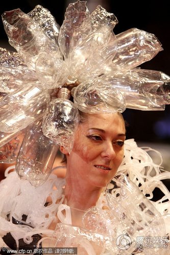 能召回前世的布米叔叔》设计师奇装异服抢镜