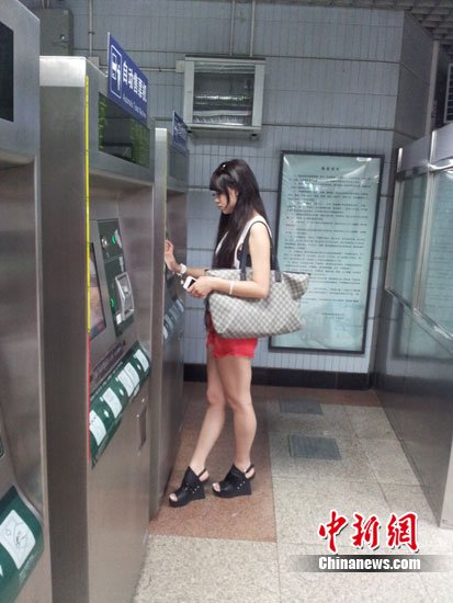 富家女白婧坐地铁逛地摊 自称"屌丝"爱淘货