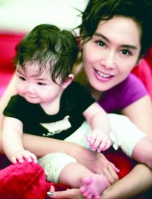 <em>朱茵处女</em>作品献给爱女 黄贯中狂拍千金温馨满