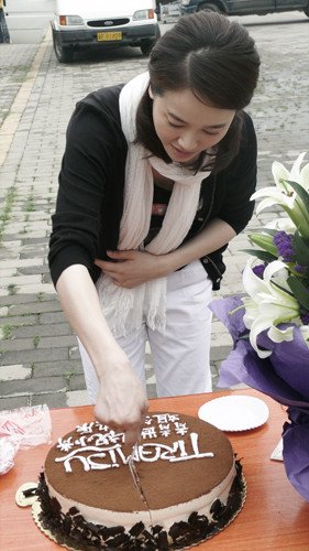 左小青《玫瑰炒肉丝》片场庆生 <em>诠释</em>另类<em>剩女</em>
