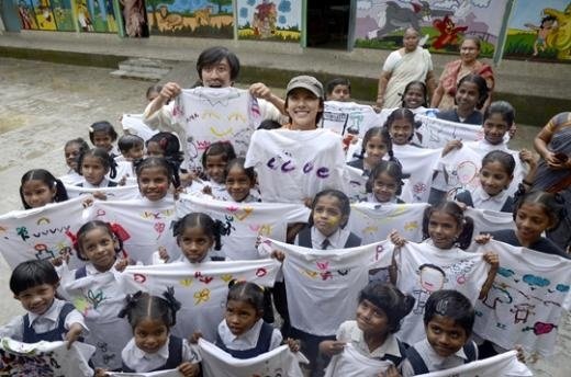 李孝利赴印度做慈善 与孟买儿童设计爱心衣(图