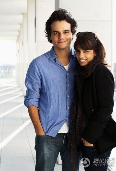 精锐部队2》柏林拍写真男女主角亲密相偎