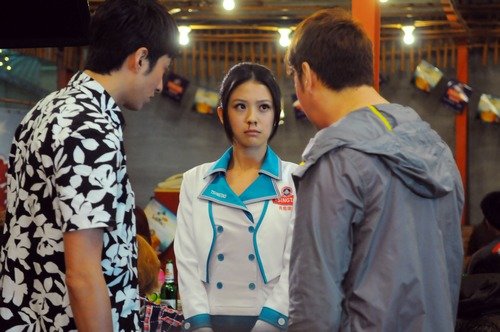 《幸福快递》九孔为救卓文萱惨流血  酒瓶爆头掌掴“动真格”