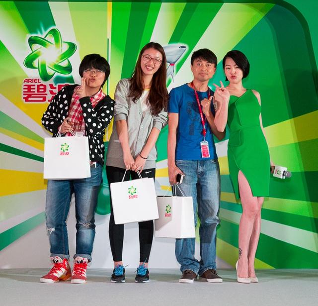 小S代言送中秋祝福 现场婉拒男粉丝示爱