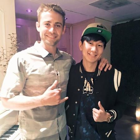 林俊杰与保罗沃克弟弟合影,他的朋友圈也不小