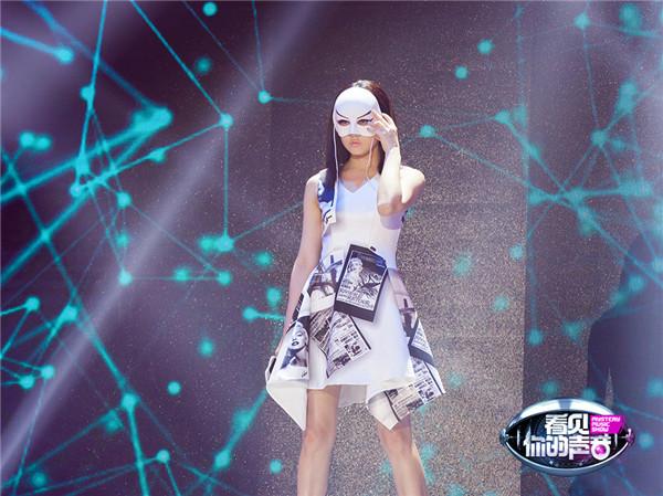 萧亚轩化身女主播 转音歌姬盗用黄龄奖牌