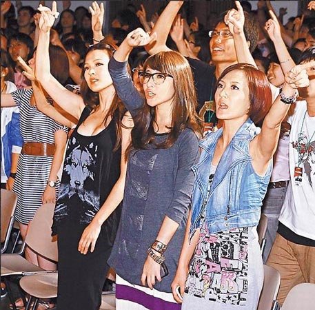 萧亚轩与弟相依为命 姐代母职迎娶弟媳激动哽咽【图】