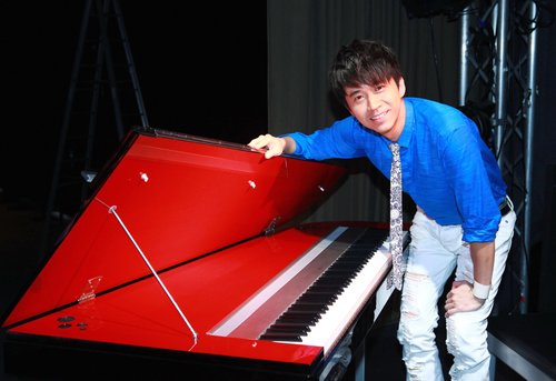 光良零距离开唱 自爆糗事曾向阿妹借胸贴(图)