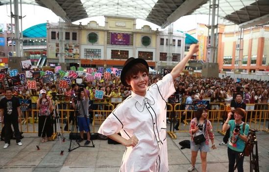 容祖儿谈《MOMENT》封面：还好，有性感无肉感