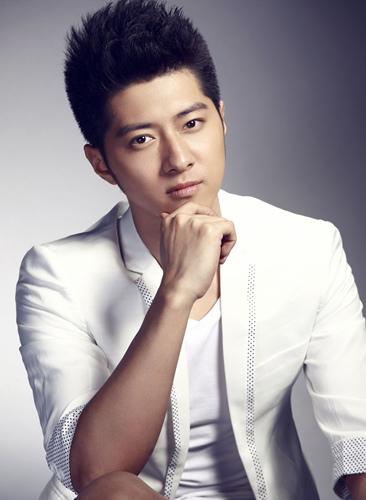 郭家豪成工作狂人 “内地军装小生”停不下来