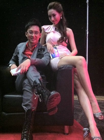 温雅受邀主持《宠爱有家》 搭档程成幽默整蛊