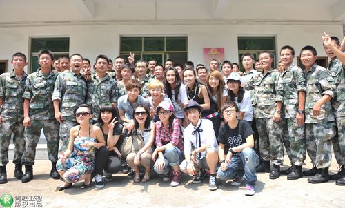 “花儿”到八一军区送歌声 军哥军嫂争当花粉