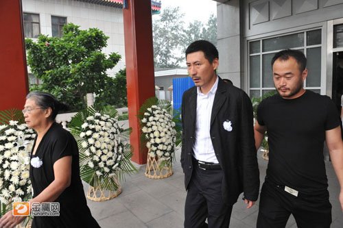 李婷追悼会前夫爱女现身 老母怀抱亲友痛哭