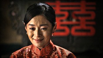 该剧女一号王媛可 (微博) 饰演的共产党游击队大队长戴金花,以一种