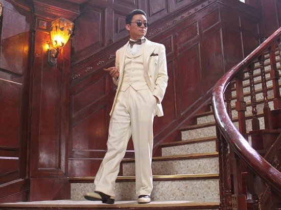 王宝强抽雪茄戴墨镜 《板凳》扮相酷似许文强