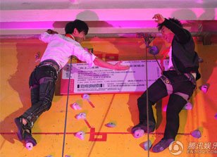 羽泉圣诞夜再度开唱 变身“蜘蛛人”挑战攀岩
