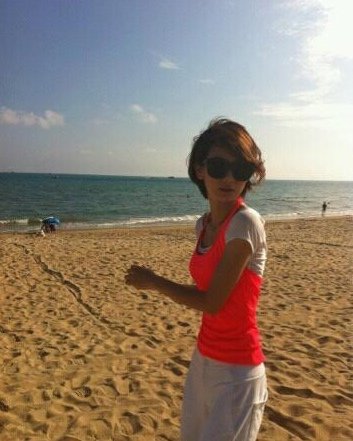 戚薇赶拍《爱情睡醒了》 海边防晒自有妙招