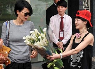 王菲现身厦门 获粉丝献花显惊讶