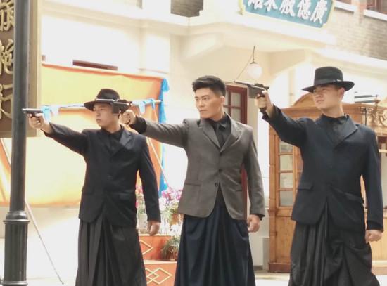 《百战天狼》横店热拍 王曦一边播种一边收获_娱乐_腾讯网