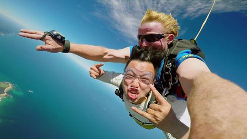 《前往世界尽头》上天下海 达人潜水遭巨鲨惊