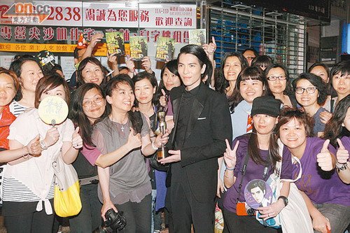 蕭敬騰慶功被女圍沾旺氣 曾志偉大贊實至名歸