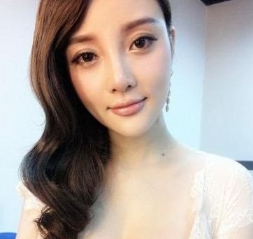 李小璐喂奶温馨照曝光 曝怀孕激增罕见巨乳照