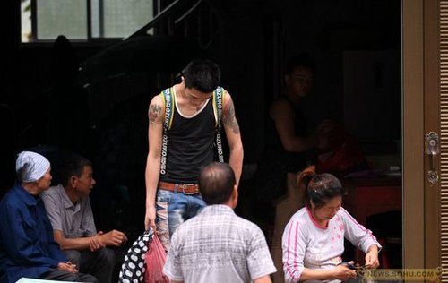 福建首对男同性恋结婚 曝生活私密照引围观(图