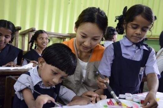 李孝利赴印度做慈善 与孟买儿童设计爱心衣(图