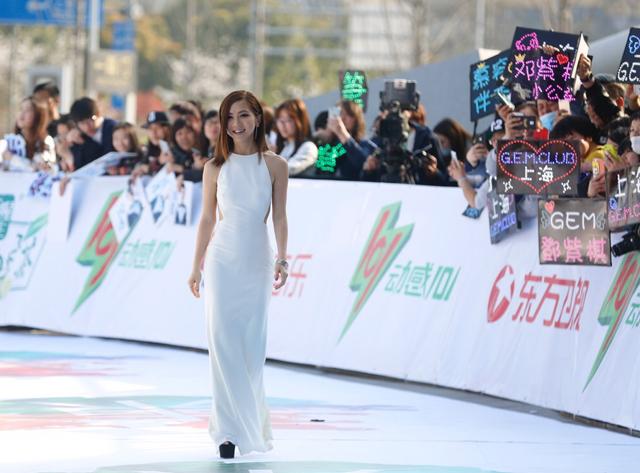 内衣外穿风格进行到底 邓紫棋着透视装走红毯