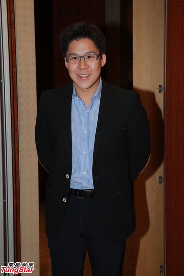 霍启刚发布新生儿子照片 宝宝可爱郭晶晶气色好