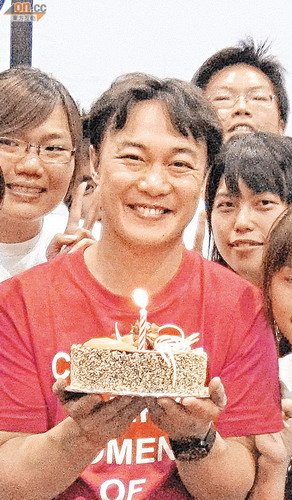 陈奕迅演唱会加场生日不加时 约歌迷一起吃蛋