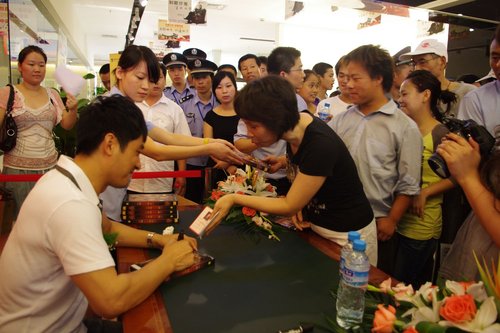 郭晓冬顶烈日现身杭州 遇女军官示好索要签名