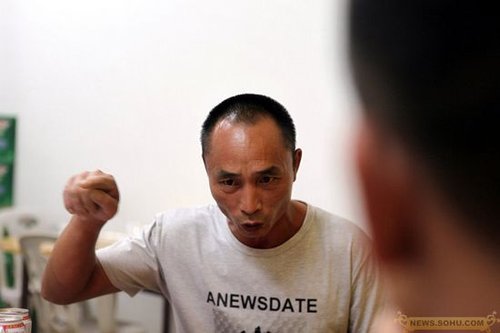 福建首对男同性恋结婚 曝生活私密照引围观(图