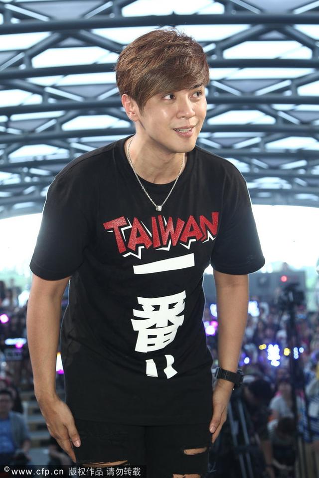 罗志祥秀日文 与绯闻对象蝴蝶姐姐亲密互动