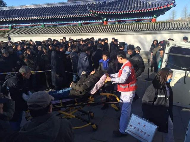  阎肃追悼会 现场群众突发晕倒 被120送医院_娱