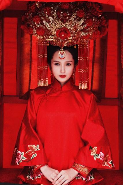 肖茵《火线孤城》杀青 首曝婚服系列惊艳剧照