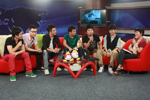 快乐男声8-12强做客 吴俊余装man赵帆扮可爱