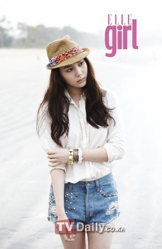 Nichkhun与新人金素英默契合作 拍情侣画报