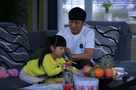 《青春无季》林申谈育儿经 无敌奶爸称女儿贴