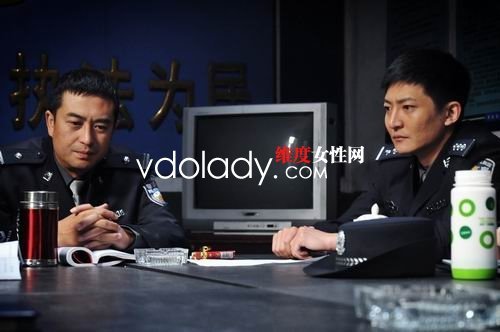 张嘉译《营盘镇警事》剧情介绍 夫妻联手侃琐