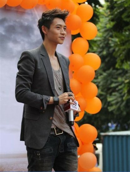 魏晨广州签售新专辑 现场收获贴心大礼(图)_娱乐